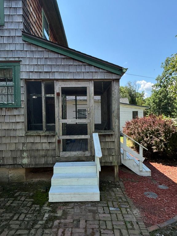 Image 23 of property listing at 915 N Broadway Avenue, Salem, IL 62881