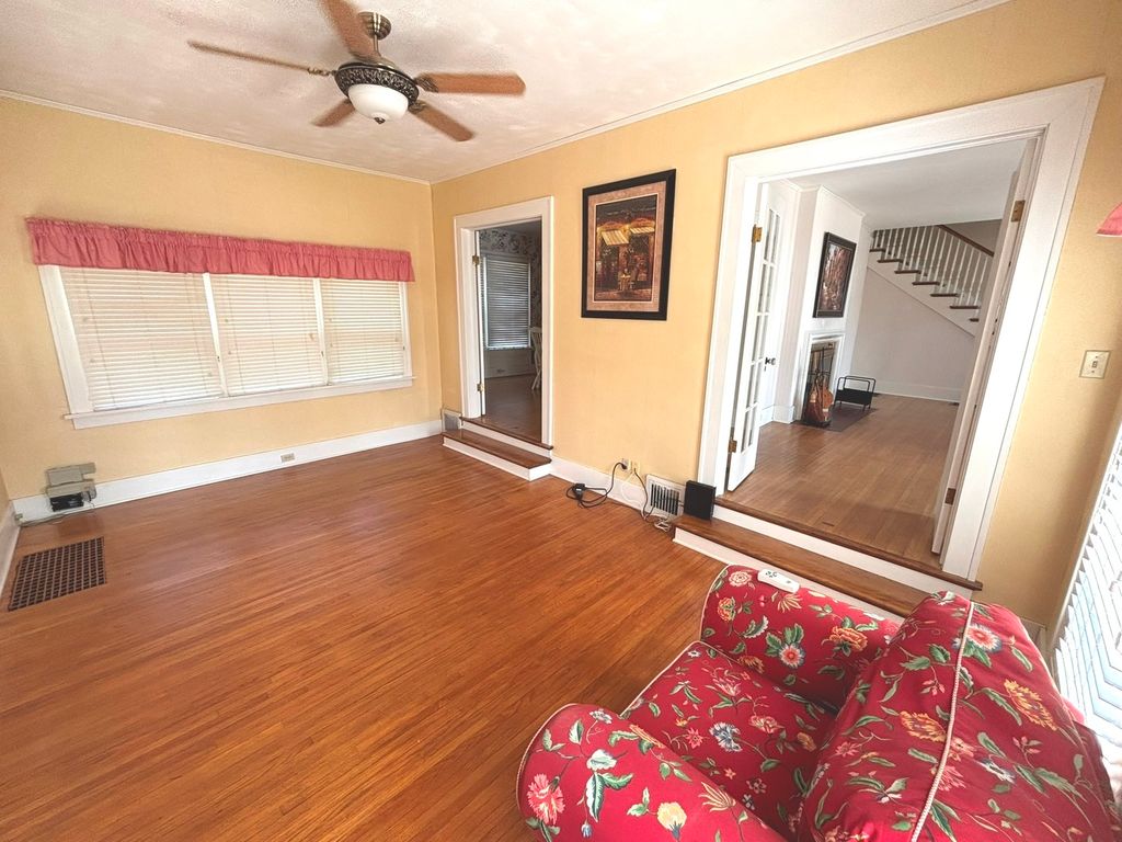 Image 4 of property listing at 915 N Broadway Avenue, Salem, IL 62881