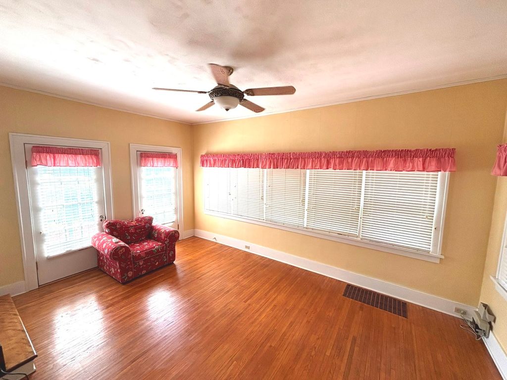 Image 5 of property listing at 915 N Broadway Avenue, Salem, IL 62881