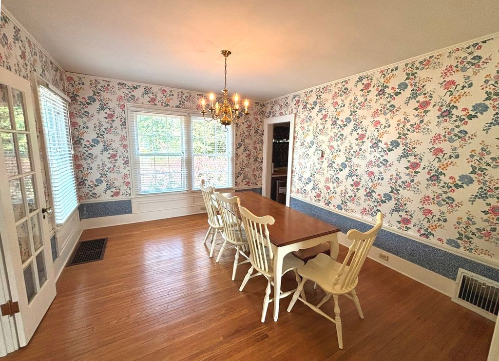 Image 6 of property listing at 915 N Broadway Avenue, Salem, IL 62881