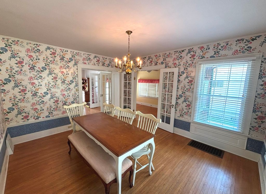 Image 7 of property listing at 915 N Broadway Avenue, Salem, IL 62881