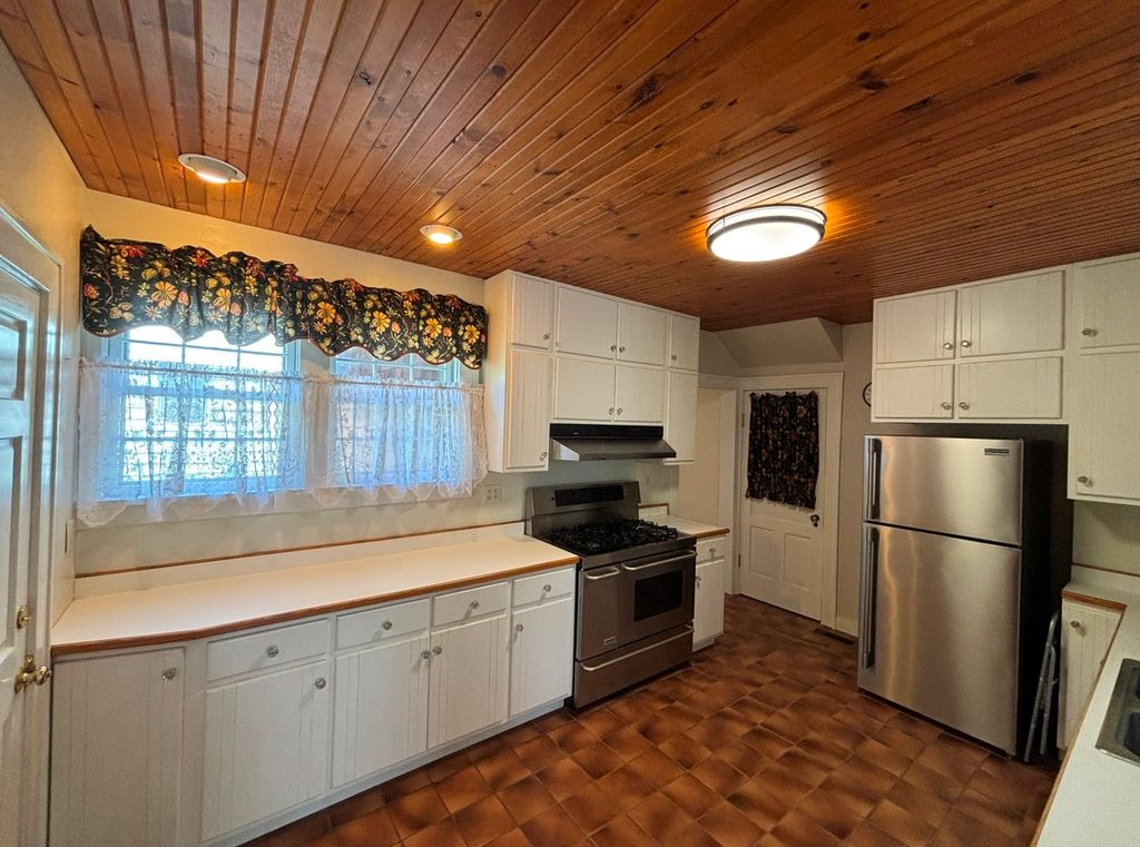 Image 8 of property listing at 915 N Broadway Avenue, Salem, IL 62881
