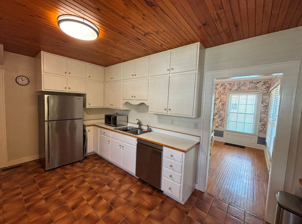 Image 9 of property listing at 915 N Broadway Avenue, Salem, IL 62881