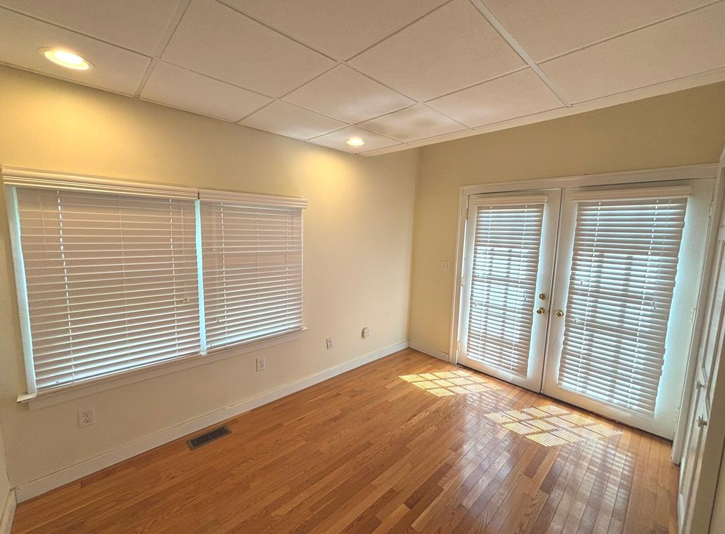 Image 10 of property listing at 915 N Broadway Avenue, Salem, IL 62881