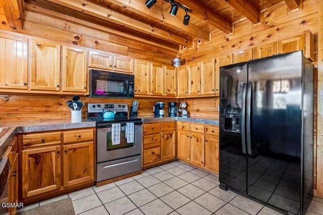 1089 Towering Oaks Drive, Sevierville, TN 37876