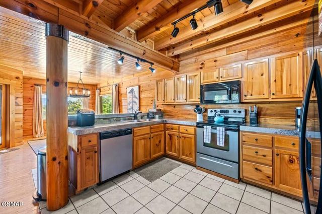 1089 Towering Oaks Drive, Sevierville, TN 37876