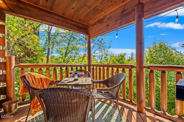 1089 Towering Oaks Drive, Sevierville, TN 37876