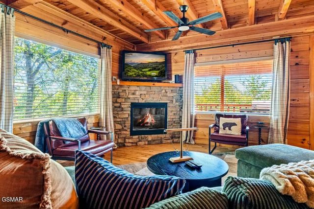 1089 Towering Oaks Drive, Sevierville, TN 37876