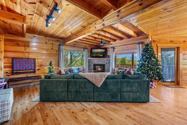 1089 Towering Oaks Drive, Sevierville, TN 37876