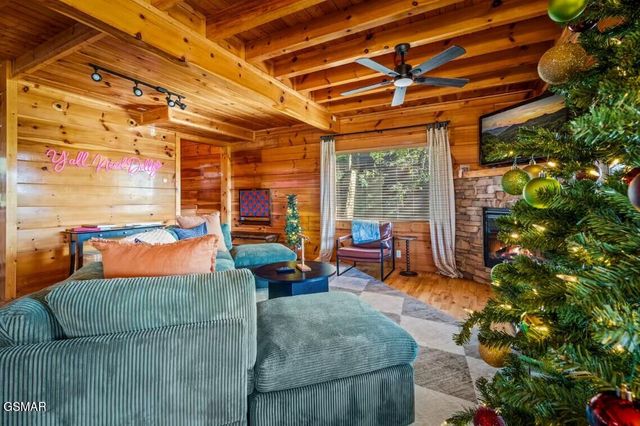 1089 Towering Oaks Drive, Sevierville, TN 37876