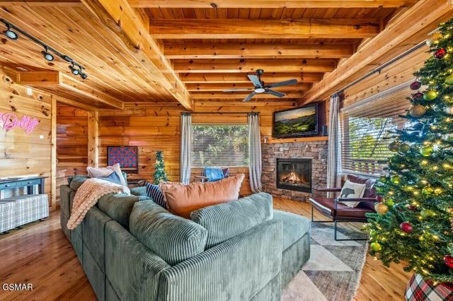 1089 Towering Oaks Drive, Sevierville, TN 37876