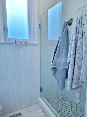 41 Hilton Avenue, Garden City, NY 11530