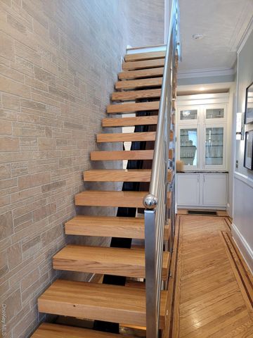 41 Hilton Avenue, Garden City, NY 11530