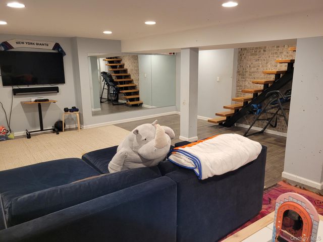 41 Hilton Avenue, Garden City, NY 11530