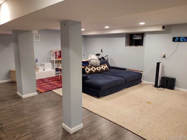 41 Hilton Avenue, Garden City, NY 11530