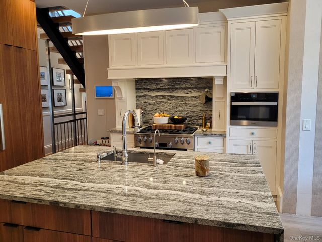 41 Hilton Avenue, Garden City, NY 11530