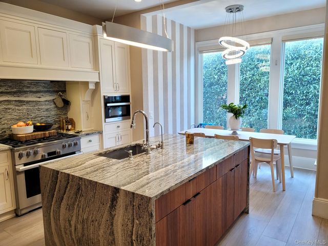 41 Hilton Avenue, Garden City, NY 11530