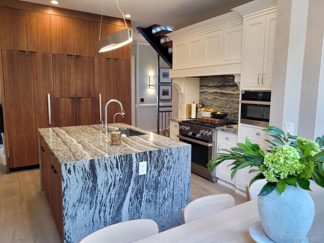 41 Hilton Avenue, Garden City, NY 11530