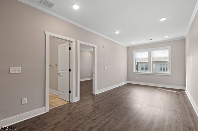 81 Arnold Dr, Wood-ridge Boro, NJ 07075
