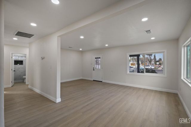 215 8th Street, Bakersfield, CA 93304