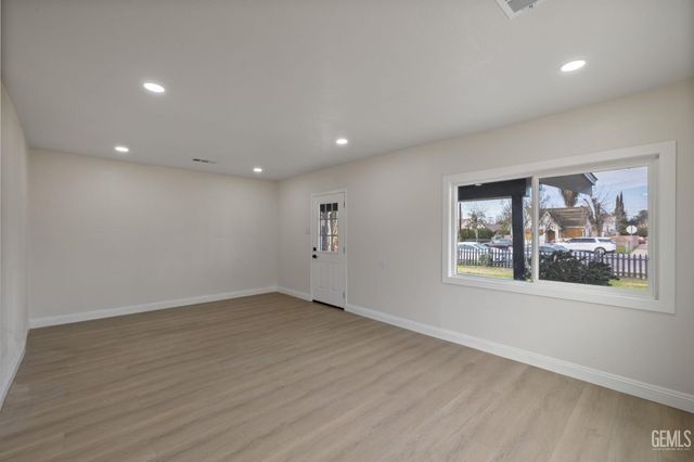 215 8th Street, Bakersfield, CA 93304