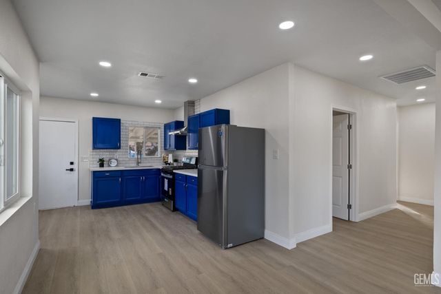 215 8th Street, Bakersfield, CA 93304