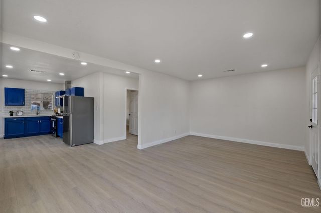 215 8th Street, Bakersfield, CA 93304