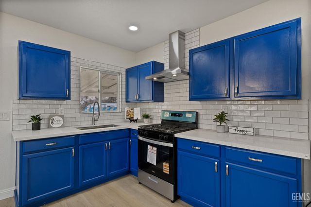 215 8th Street, Bakersfield, CA 93304