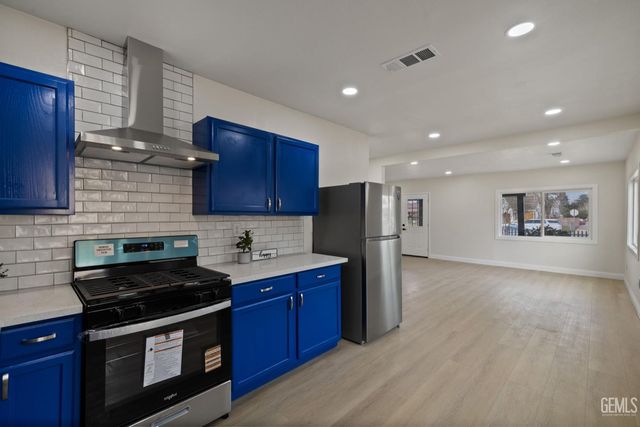 215 8th Street, Bakersfield, CA 93304