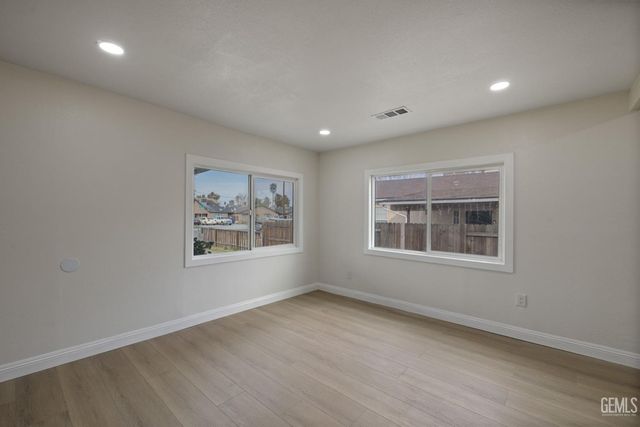 215 8th Street, Bakersfield, CA 93304