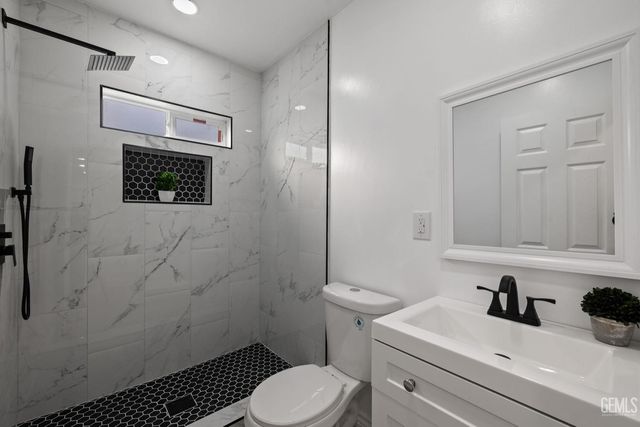 215 8th Street, Bakersfield, CA 93304