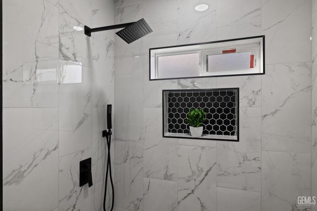 215 8th Street, Bakersfield, CA 93304