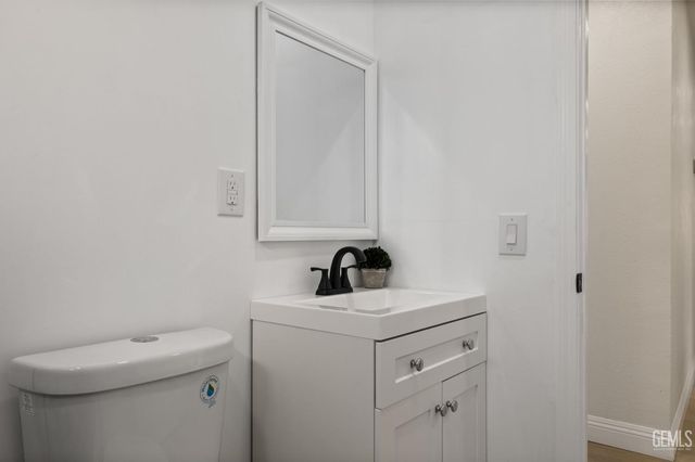 215 8th Street, Bakersfield, CA 93304