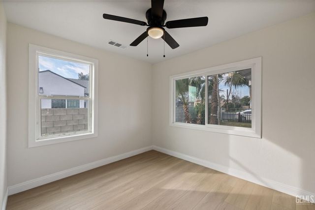 215 8th Street, Bakersfield, CA 93304