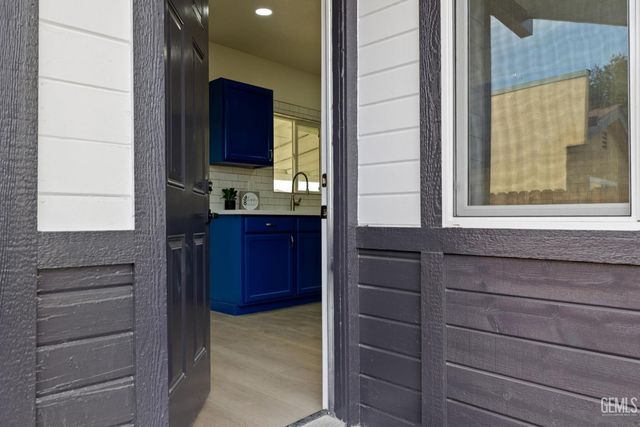 215 8th Street, Bakersfield, CA 93304