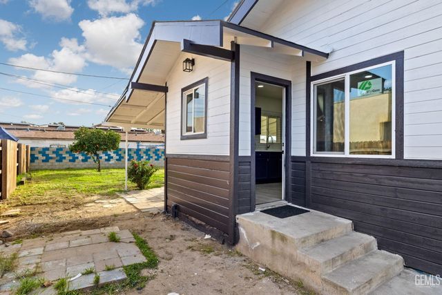 215 8th Street, Bakersfield, CA 93304