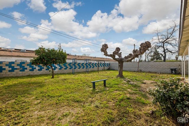 215 8th Street, Bakersfield, CA 93304