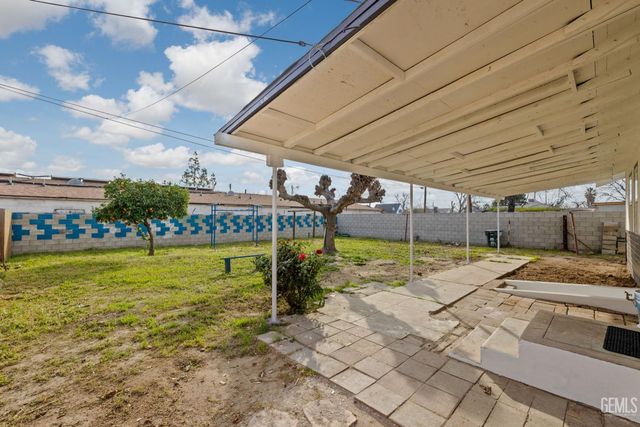 215 8th Street, Bakersfield, CA 93304