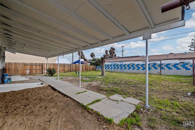 215 8th Street, Bakersfield, CA 93304