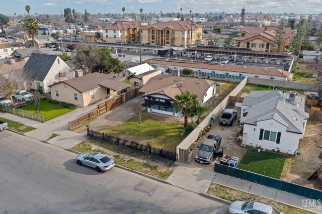 215 8th Street, Bakersfield, CA 93304