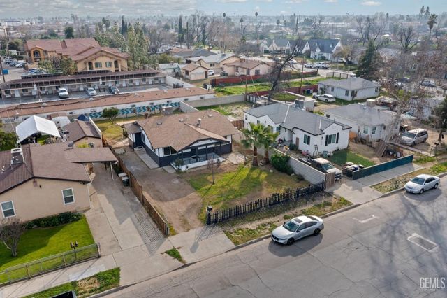 215 8th Street, Bakersfield, CA 93304