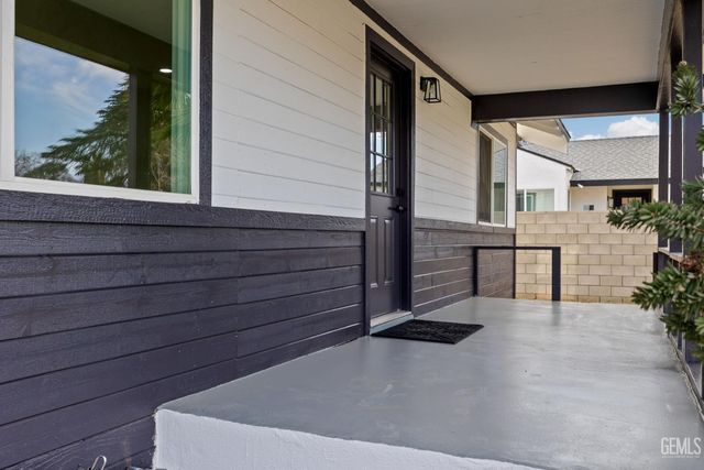 215 8th Street, Bakersfield, CA 93304