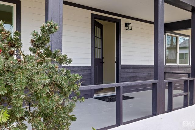 215 8th Street, Bakersfield, CA 93304