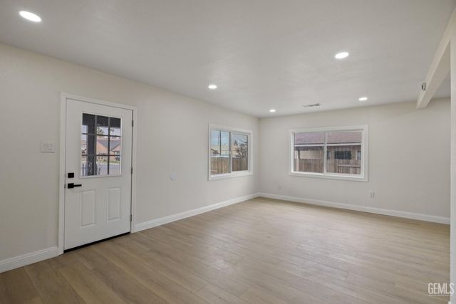 215 8th Street, Bakersfield, CA 93304