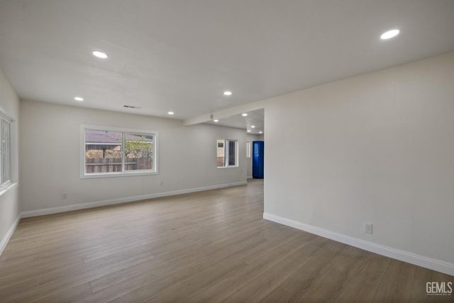 215 8th Street, Bakersfield, CA 93304