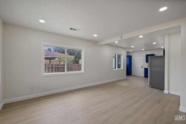 215 8th Street, Bakersfield, CA 93304