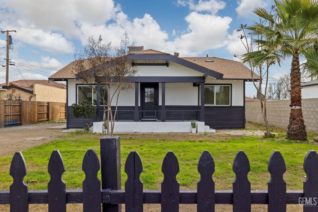 215 8th Street, Bakersfield, CA 93304