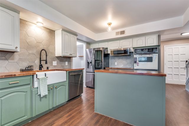 901 Rockwall Drive, Euless, TX 76039