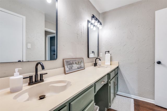 901 Rockwall Drive, Euless, TX 76039