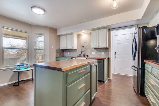 901 Rockwall Drive, Euless, TX 76039